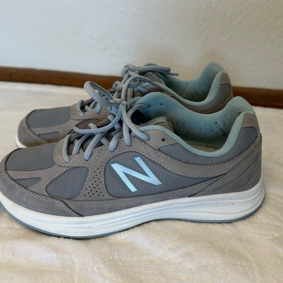 Used - New Balance Women’s Shoe 877 Silver / Grey with Blue Detail - Picture 11 of 13